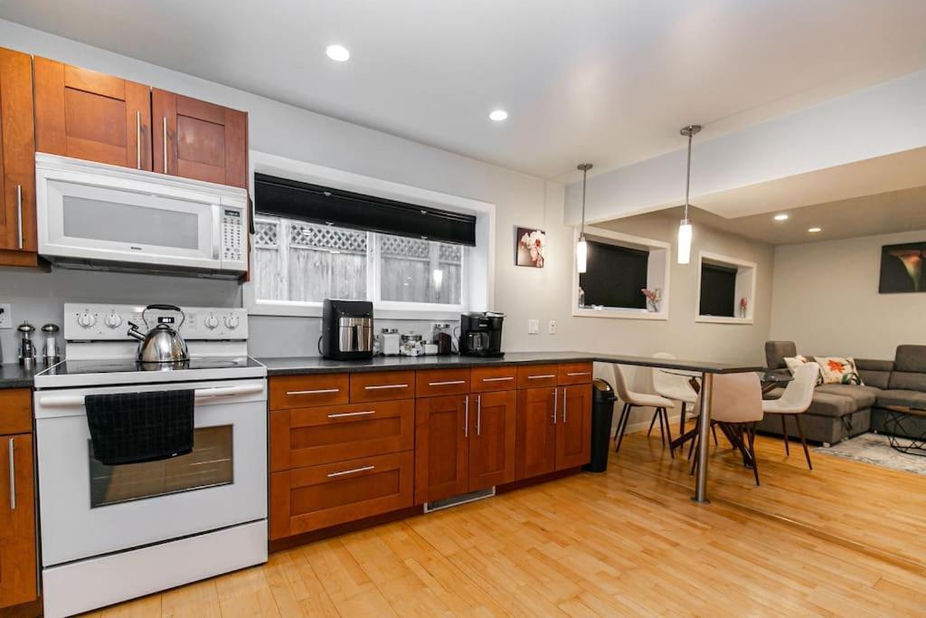 Lovely 1 Bedroom Suite Near Town Victoria Exterior photo